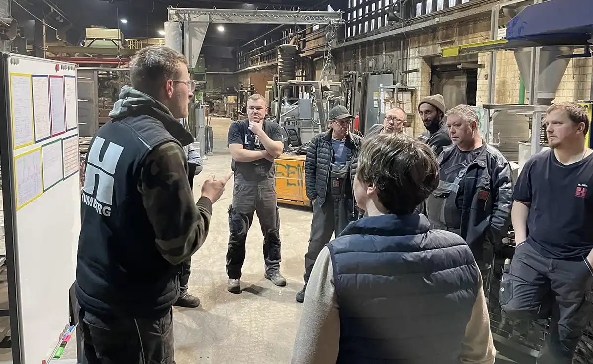 Mitarbeiter bei der Durchsprache der Morgenrunde